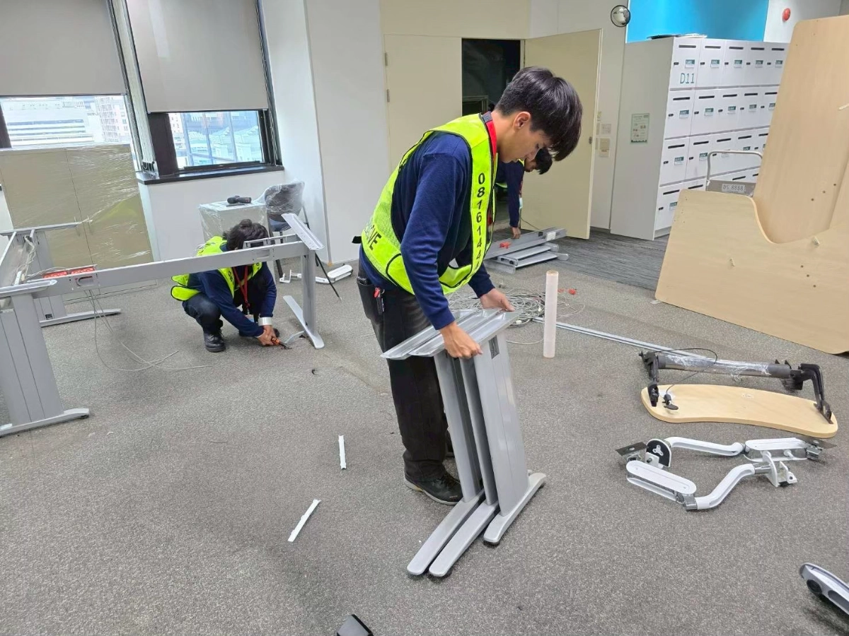 ผลงานการรื้อถอดขนย้ายประกอบติดตั้งเฟอร์นิเจอร์โต๊ะทำงาน